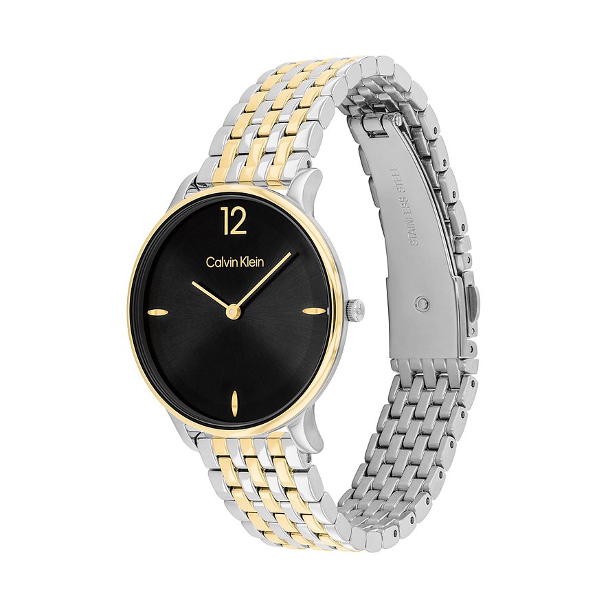 Calvin Klein dameshorloge van bicolor roestvrij staal met zwarte wijzerplaat en gouden accenten, schuin van bovenaf.