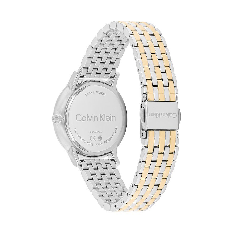 Achteraanzicht van een tweekleurig zilver-goud Calvin Klein dameshorloge van roestvrij staal, met gegraveerd logo.