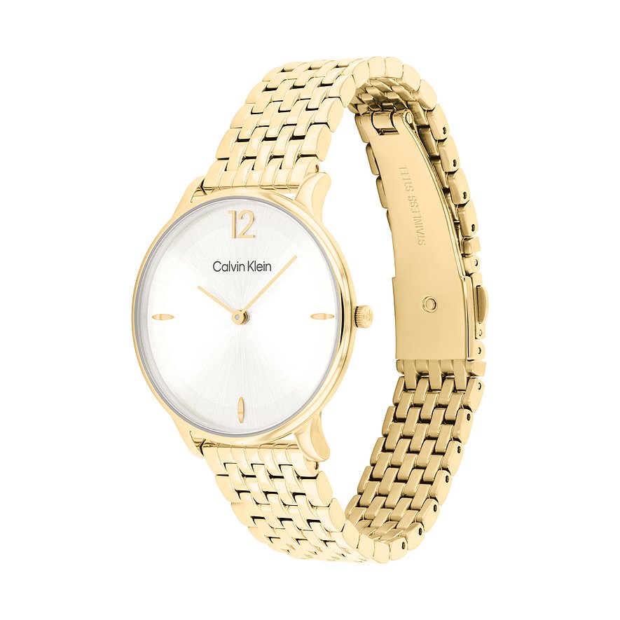 Calvin Klein Damenuhr aus goldfarbenem Edelstahl mit weißem Zifferblatt, schräg von oben aufgenommen.