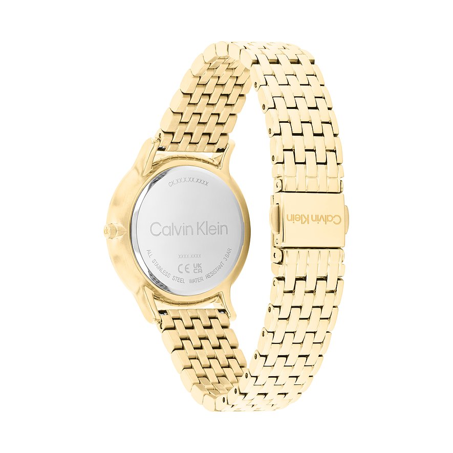 Rückansicht einer Calvin Klein Damenuhr aus goldfarbenem Edelstahl mit eingraviertem Logo und Details.