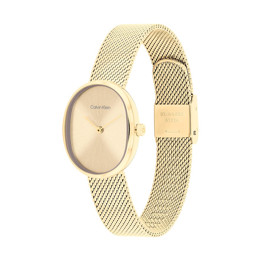 Close-up van een goudkleurig roestvrijstalen Calvin Klein dameshorloge met een ovale wijzerplaat en fijne Milanese band.