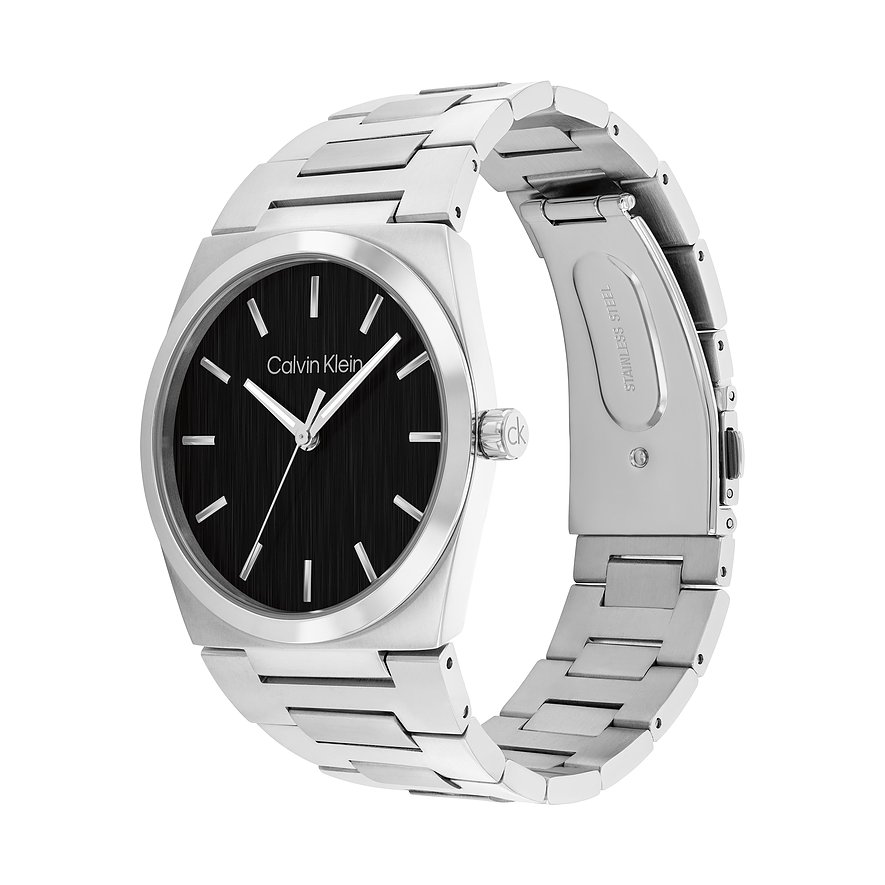 Calvin Klein herenhorloge, roestvrij staal, vierkante kast, zwarte wijzerplaat, schuin van voren getoond.