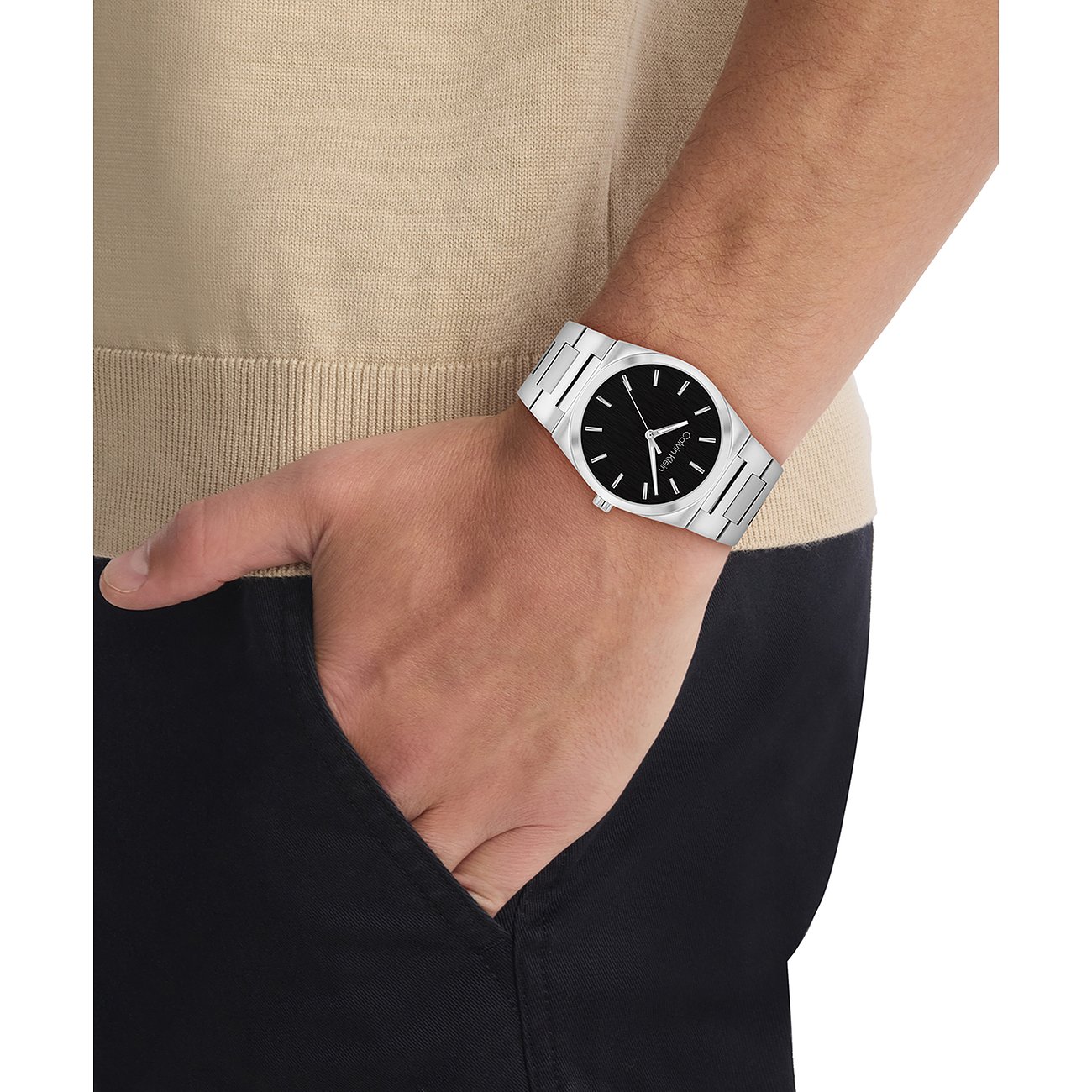 Om de pols van een man, het Calvin Klein herenhorloge van roestvrij staal met zwarte wijzerplaat.