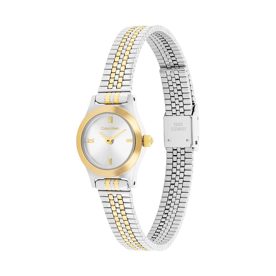 Nahaufnahme einer Calvin Klein Damenuhr aus bicolor Edelstahl mit goldenem Zifferblatt und römischen Ziffern.