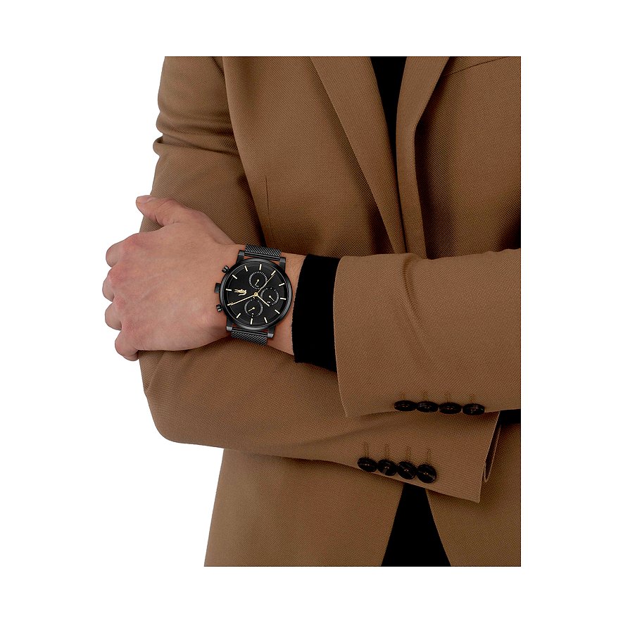 Am Handgelenk eines Mannes wird eine Lacoste Herrenuhr aus schwarzem Edelstahl mit Chronograph getragen.