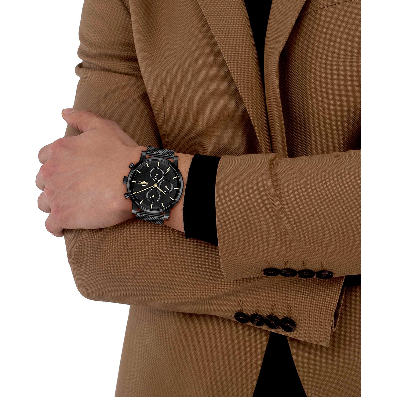 Am Handgelenk eines Mannes wird eine Lacoste Herrenuhr aus schwarzem Edelstahl mit Chronograph getragen.