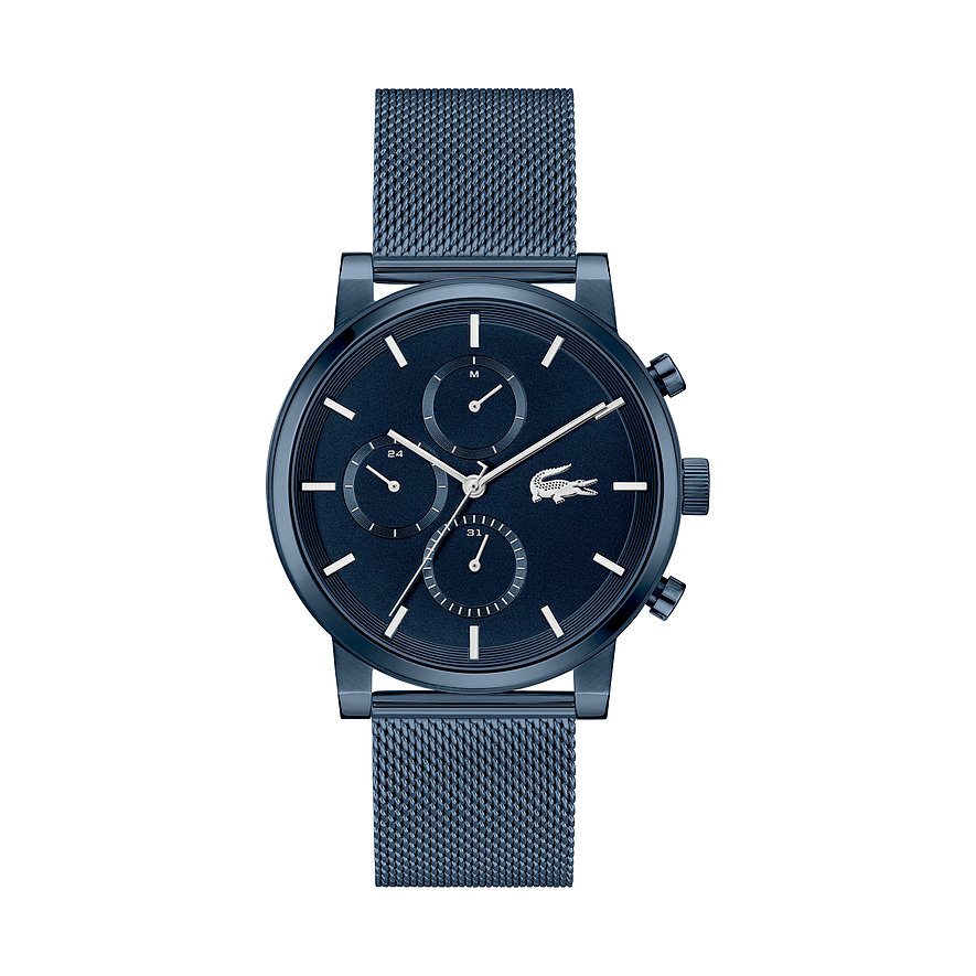 Lacoste herenhorloge van blauw roestvrij staal, chronograaf, zilverkleurige wijzers en krokodillenlogo op witte achtergrond.