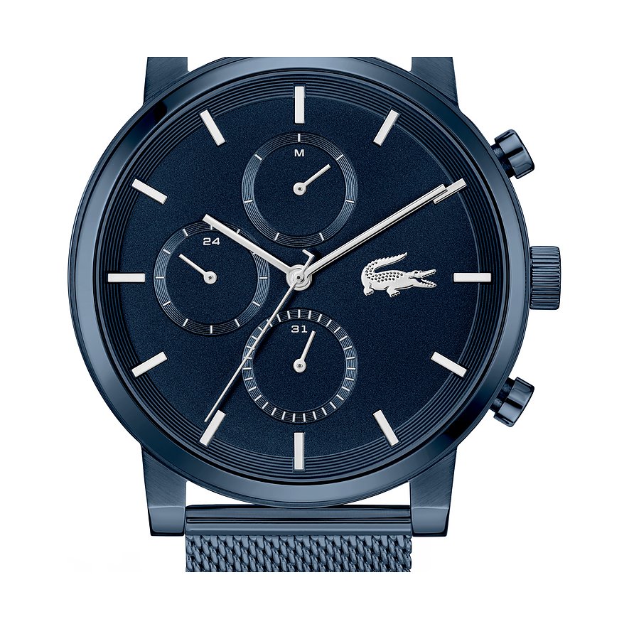 Close-up van een Lacoste herenhorloge in blauw roestvrij staal met een donkerblauwe wijzerplaat en zilverkleurige wijzers.