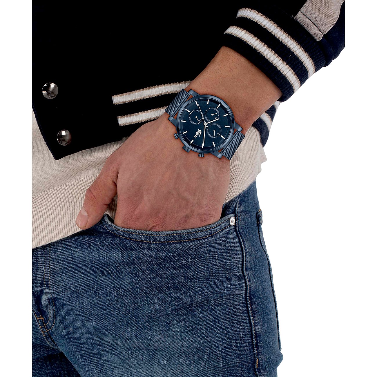 Blauw Lacoste herenhorloge van blauw roestvrij staal met blauwe wijzerplaat, gedragen om de pols van een man.