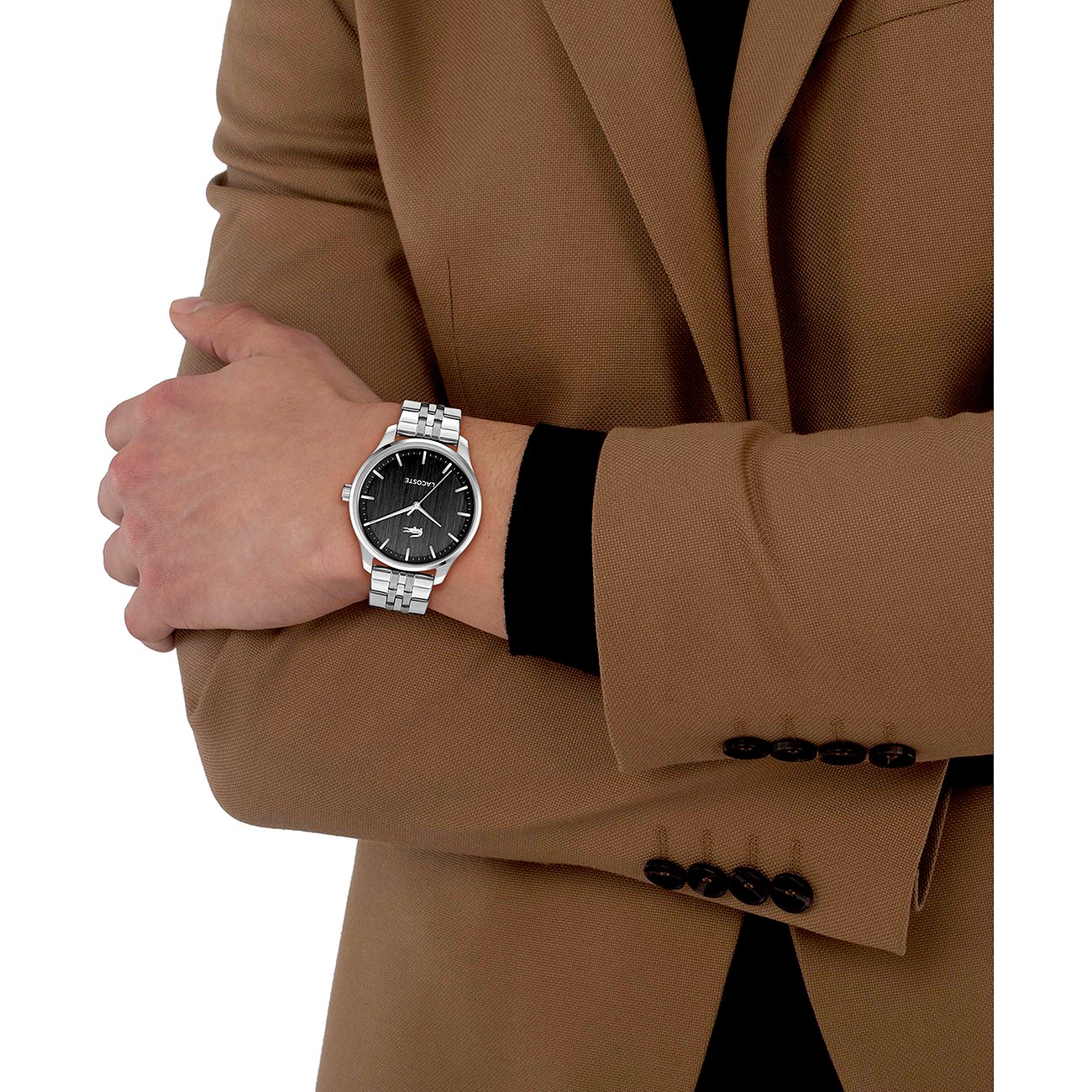 Am Handgelenk eines Mannes wird eine Lacoste Herrenuhr aus Edelstahl in Silber mit grünem Zifferblatt gezeigt.