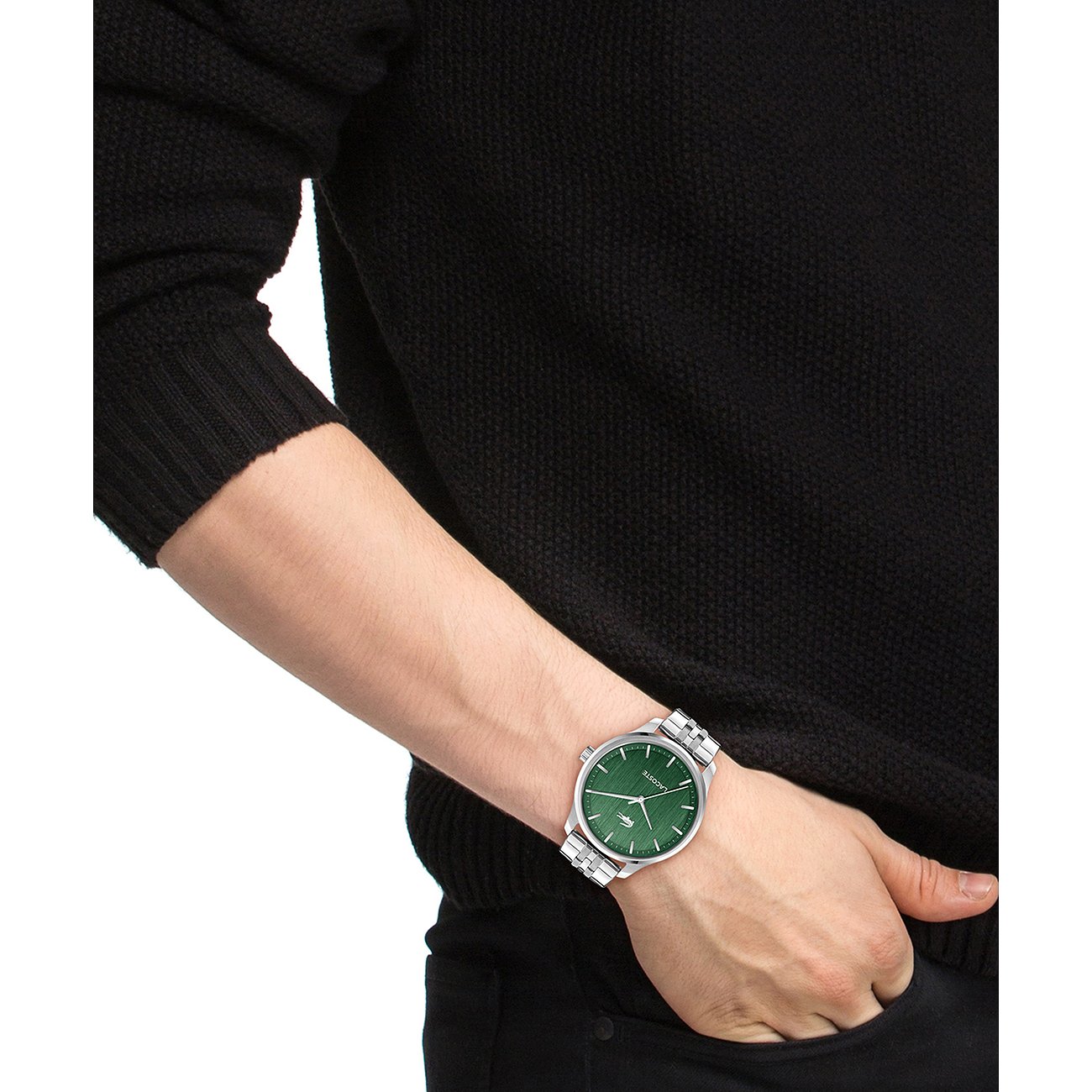Am Handgelenk eines Mannes wird eine Lacoste Herrenuhr aus silberfarbenem Edelstahl mit schwarzem Zifferblatt getragen.