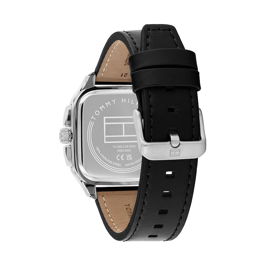 Achterkant van een Tommy Hilfiger herenhorloge van roestvrij staal met een zwarte lederen band en gegraveerd logo.