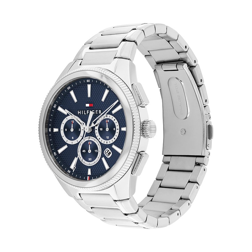 Die Tommy Hilfiger Herrenuhr aus Edelstahl zeigt ein dunkelblaues Zifferblatt mit drei Chronographen-Zählern.