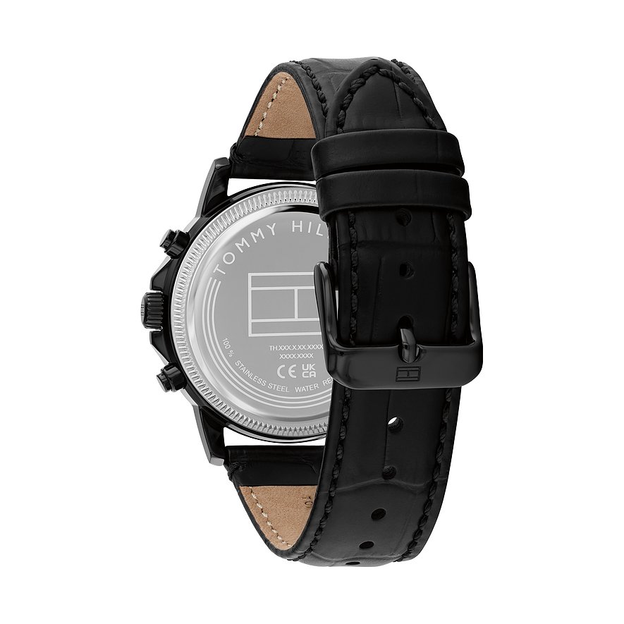 Rückseite einer Tommy Hilfiger Herrenuhr aus schwarzem Edelstahl mit graviertem Gehäuseboden und schwarzem Lederarmband.