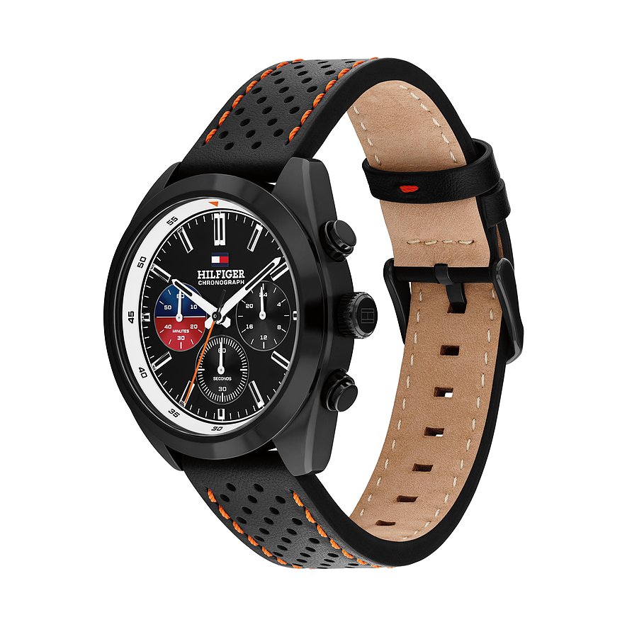 Het Tommy Hilfiger herenhorloge heeft een zwarte roestvrijstalen kast en een zwarte geperforeerde band met oranje stiksels.