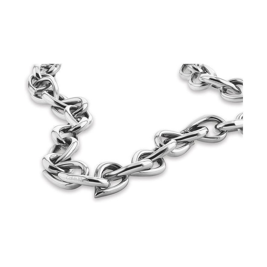 Calvin Klein halsketting van glanzend roestvrij staal met in elkaar grijpende hartvormige schakels, op een witte achtergrond.