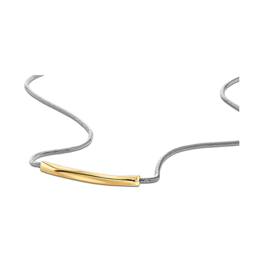 Calvin Klein Halsschmuck aus Edelstahl mit goldfarbenem Stabanhänger, mittig auf einer Schlangenkette drapiert.