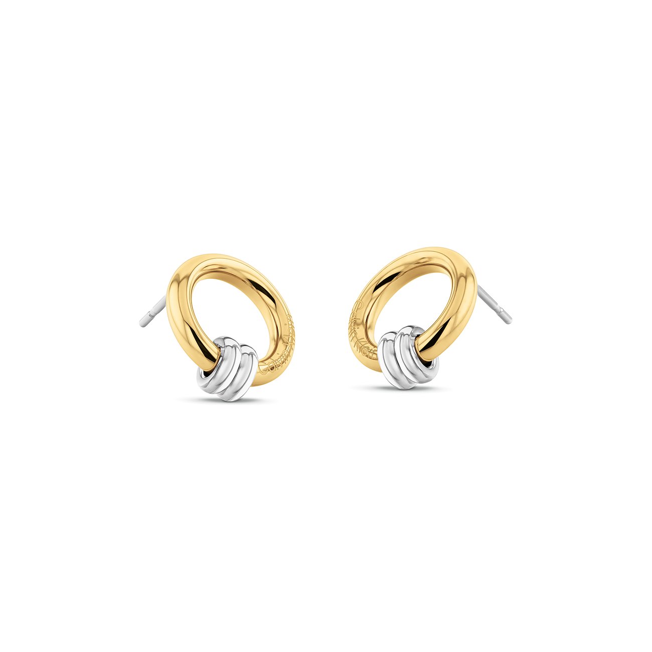 Twee goudkleurige Calvin Klein oorstekers, ovaal roestvrij staal, met drie zilveren ringen eronder.