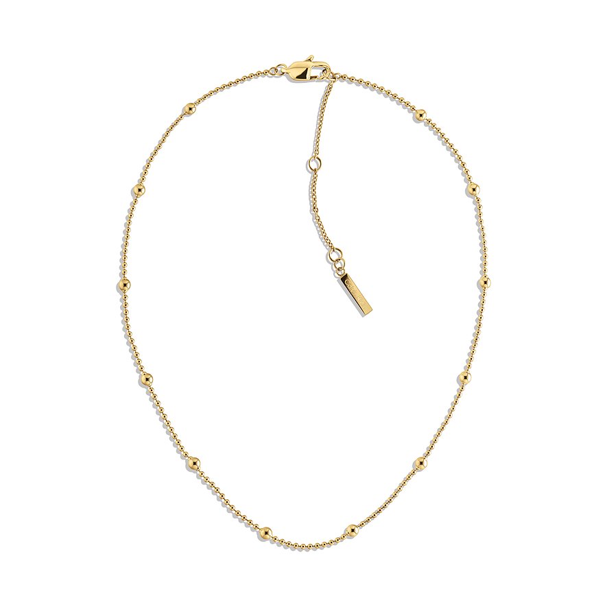 Calvin Klein ketting van goudkleurig roestvrij staal met kleine ronde kralen langs de ketting, op een model.