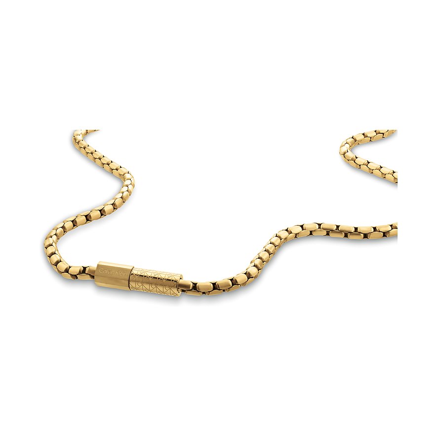 Close-up van een gouden Calvin Klein roestvrijstalen halsketting met fijne schakelketting, getextureerde sluiting.