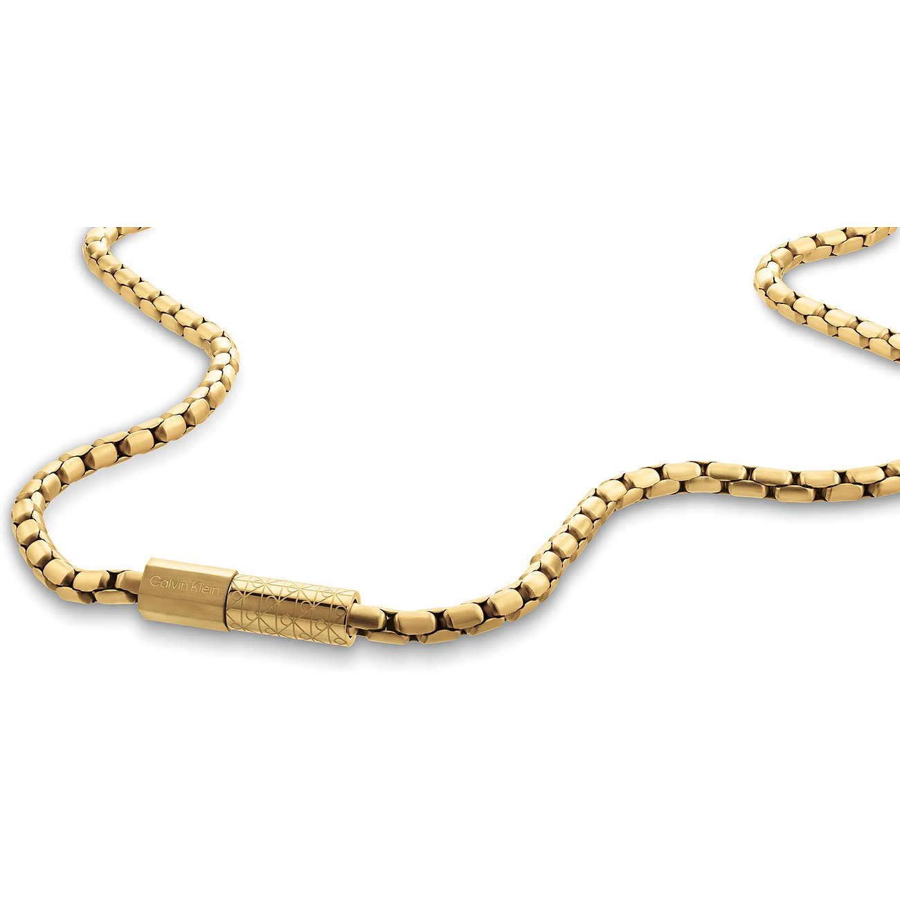 Close-up van een gouden Calvin Klein roestvrijstalen halsketting met fijne schakelketting, getextureerde sluiting.