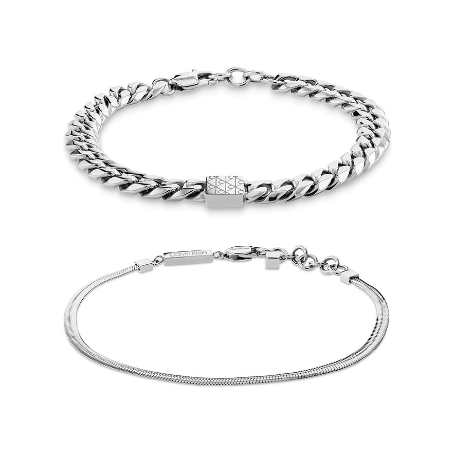 Twee glanzende Calvin Klein armbanden van roestvrij staal: schakelarmband bovenaan, slangenkettingarmband onderaan.