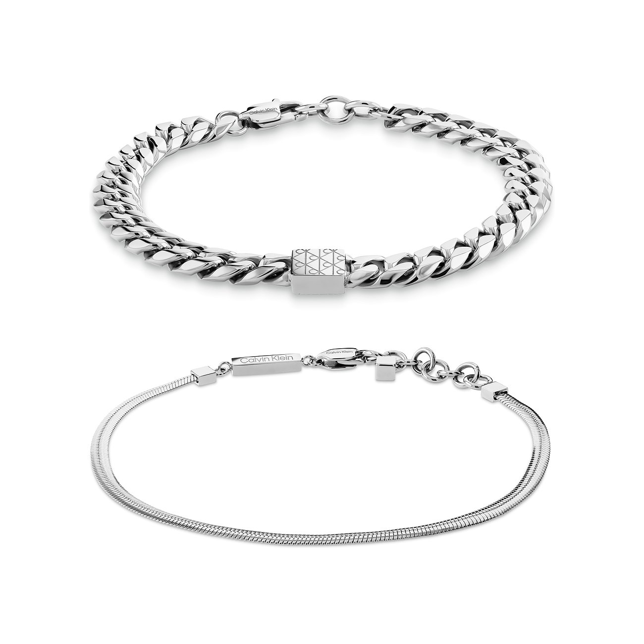 Twee glanzende Calvin Klein armbanden van roestvrij staal: schakelarmband bovenaan, slangenkettingarmband onderaan.