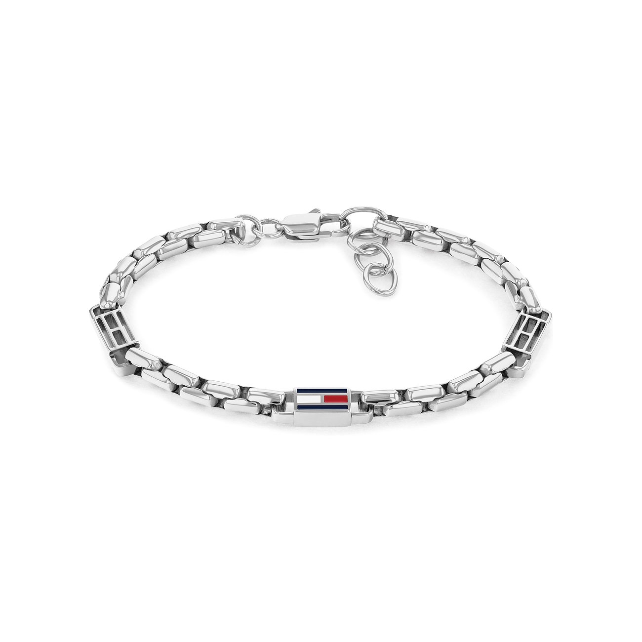 Ein Tommy Hilfiger Armband aus Edelstahl mit rechteckigen Gliedern und einem rot-weiß-blauen Logo-Detail.