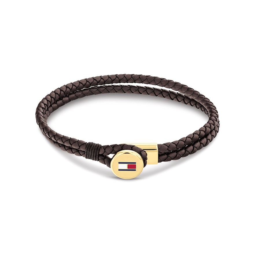 Ein Tommy Hilfiger Armband aus geflochtenem braunen Leder mit einem goldenen Edelstahlverschluss und Logo.