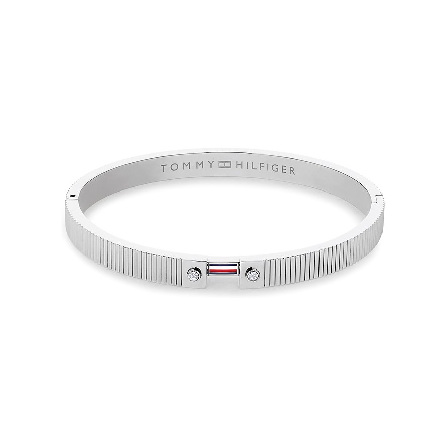 Tommy Hilfiger Edelstahlarmreif mit feinen Rillen. Verschluss mit farbigen Streifen und zwei klaren Kristallen.
