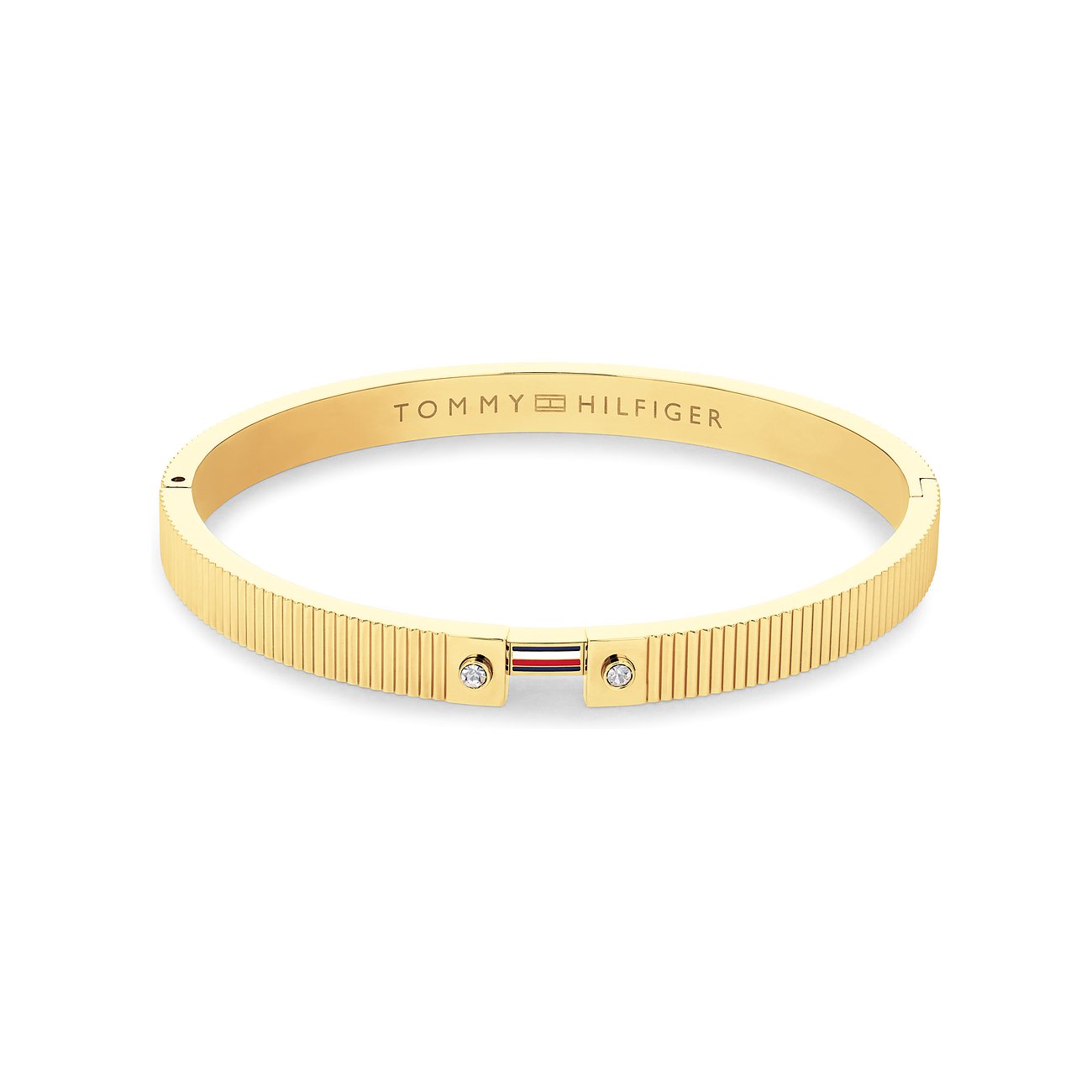 Tommy Hilfiger Armreif aus goldfarbenem Edelstahl mit Tommy Hilfiger Logo, zwei Kristallen und Rillenmuster.