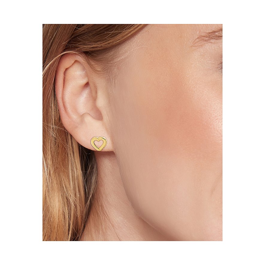 Tommy Hilfiger Herz-Ohrstecker aus glänzendem goldfarbenem Edelstahl, getragen an einem Ohr, mit zwei Herzen.