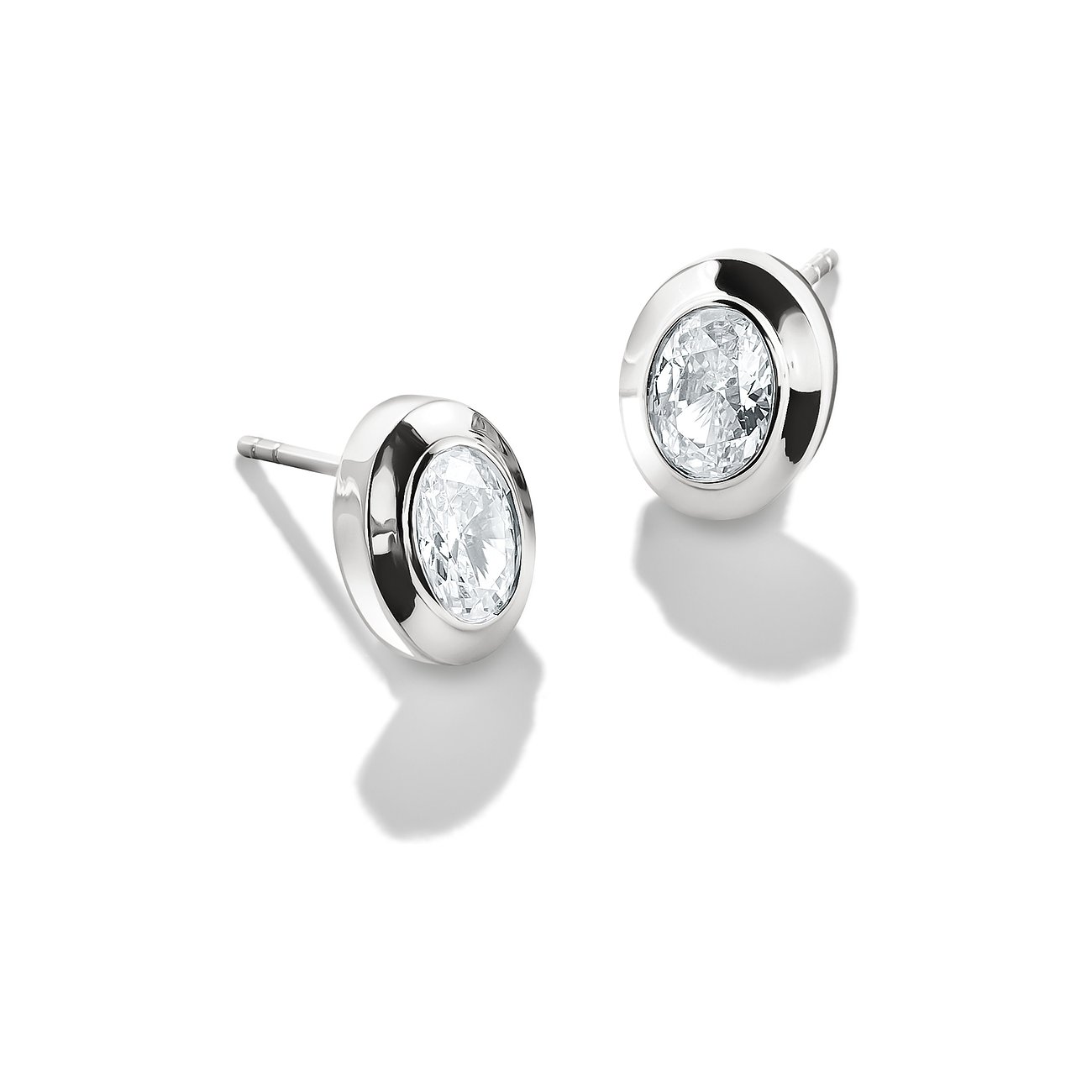 Ein Paar Thomas Sabo Ohrstecker aus Silber mit ovalen Zirkonia-Farbsteinen, schräg von vorne aufgenommen.