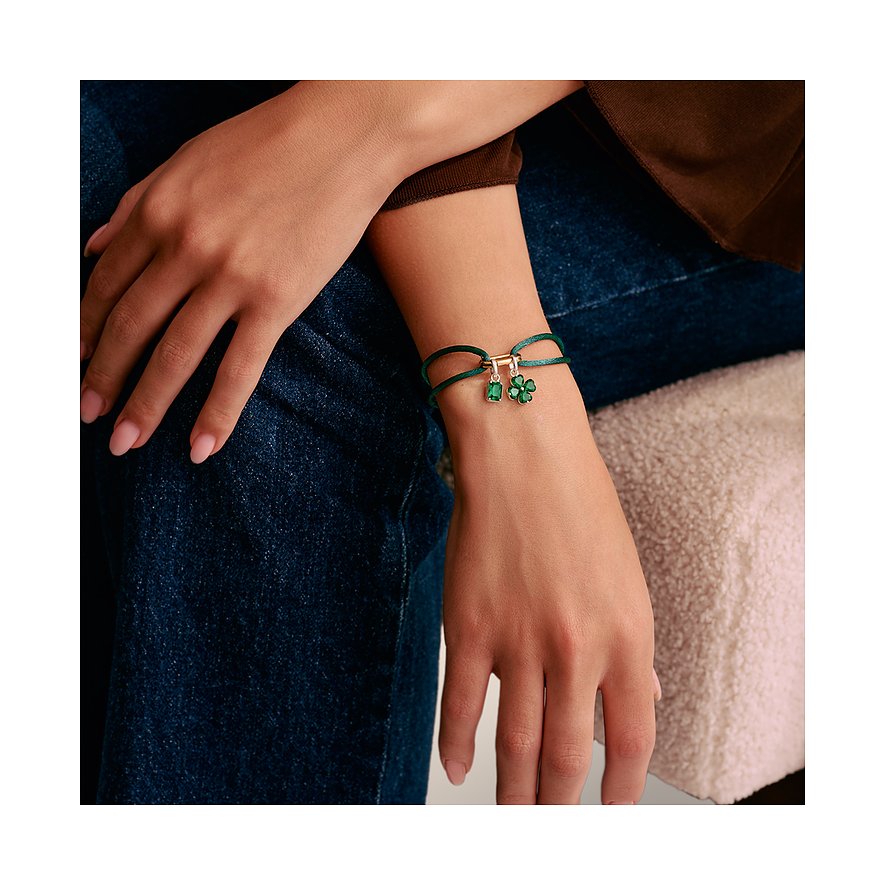 Bracciale argento Thomas Sabo con nastro verde e due pendenti, incluso un quadrifoglio.