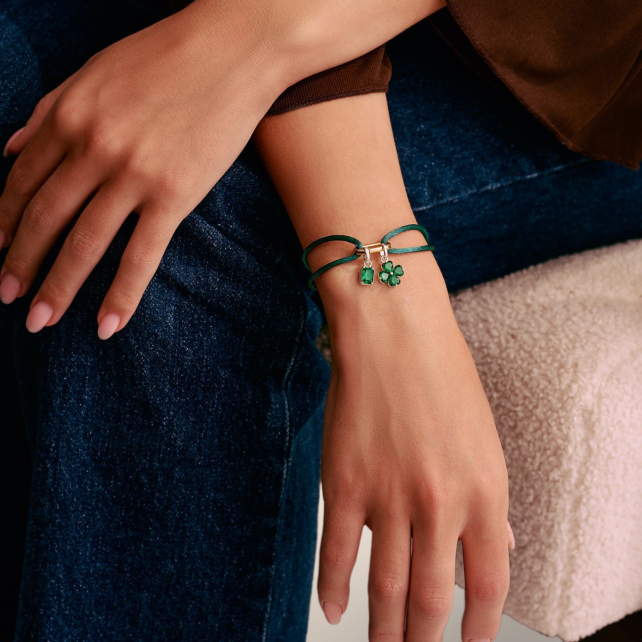 Bracciale argento Thomas Sabo con nastro verde e due pendenti, incluso un quadrifoglio.