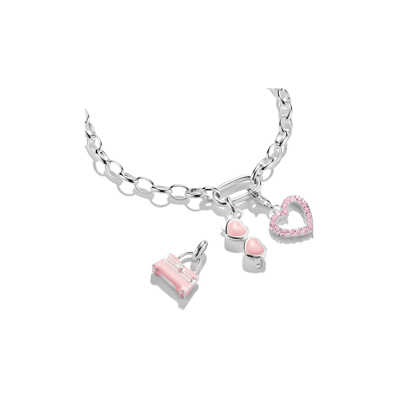 Silberkette mit pinkfarbenem Herz-Charm mit Steinen, zwei pinkfarbenen Herzen und einer pinkfarbenen Tasche.