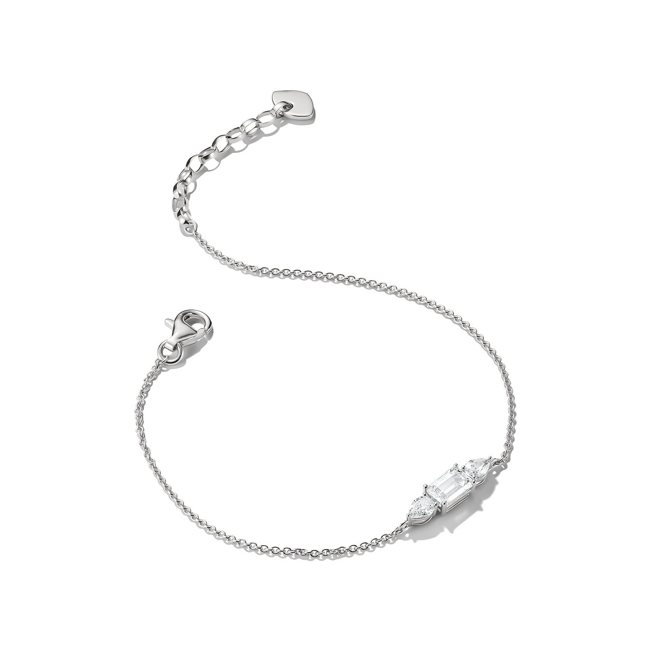 Thomas Sabo armbånd i sølv med en central rektangulær zirkon og to dråbeformede sten.