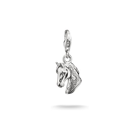 Pendentif cheval Thomas Sabo en argent, orné de zircone sur la tête et le cou, vue de face.