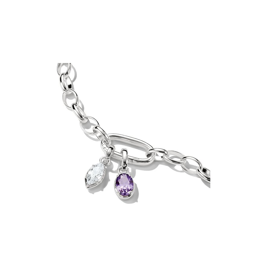 Primo piano: bracciale in argento Thomas Sabo con maglie e due ciondoli in zirconia, uno trasparente, uno viola.