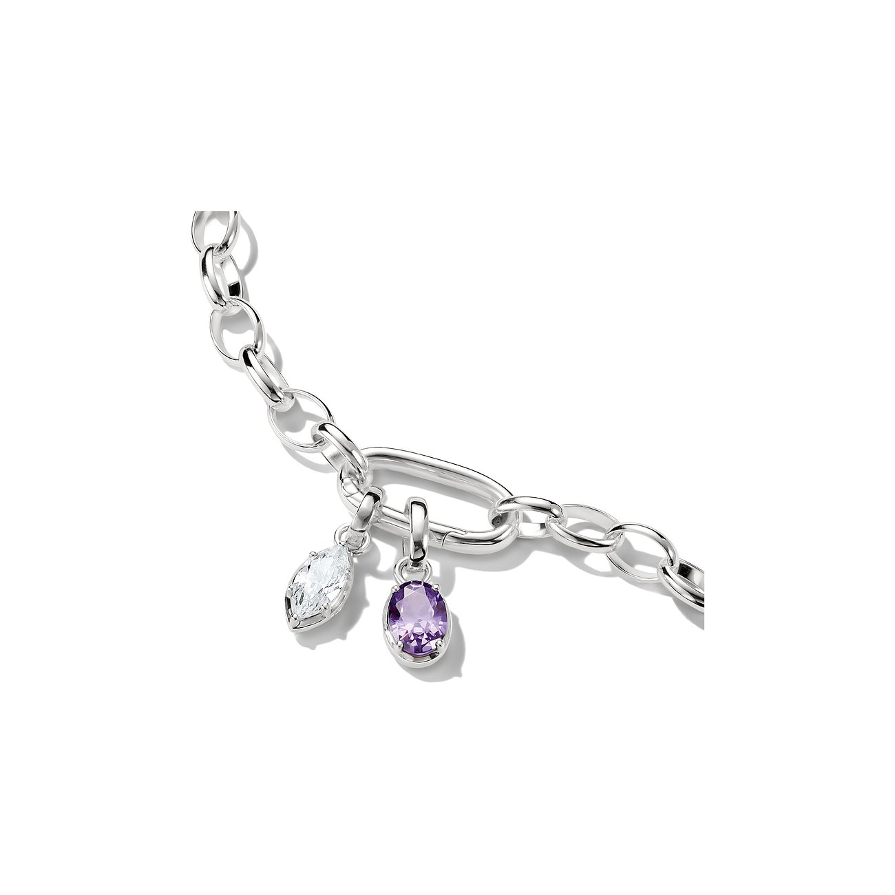 Primo piano: bracciale in argento Thomas Sabo con maglie e due ciondoli in zirconia, uno trasparente, uno viola.