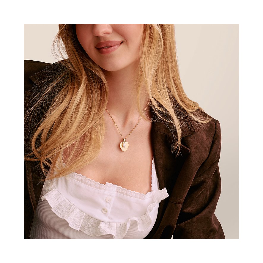 Modella bionda indossa collana corta color argento Thomas Sabo con pendente a cuore e pietra color zirconia.