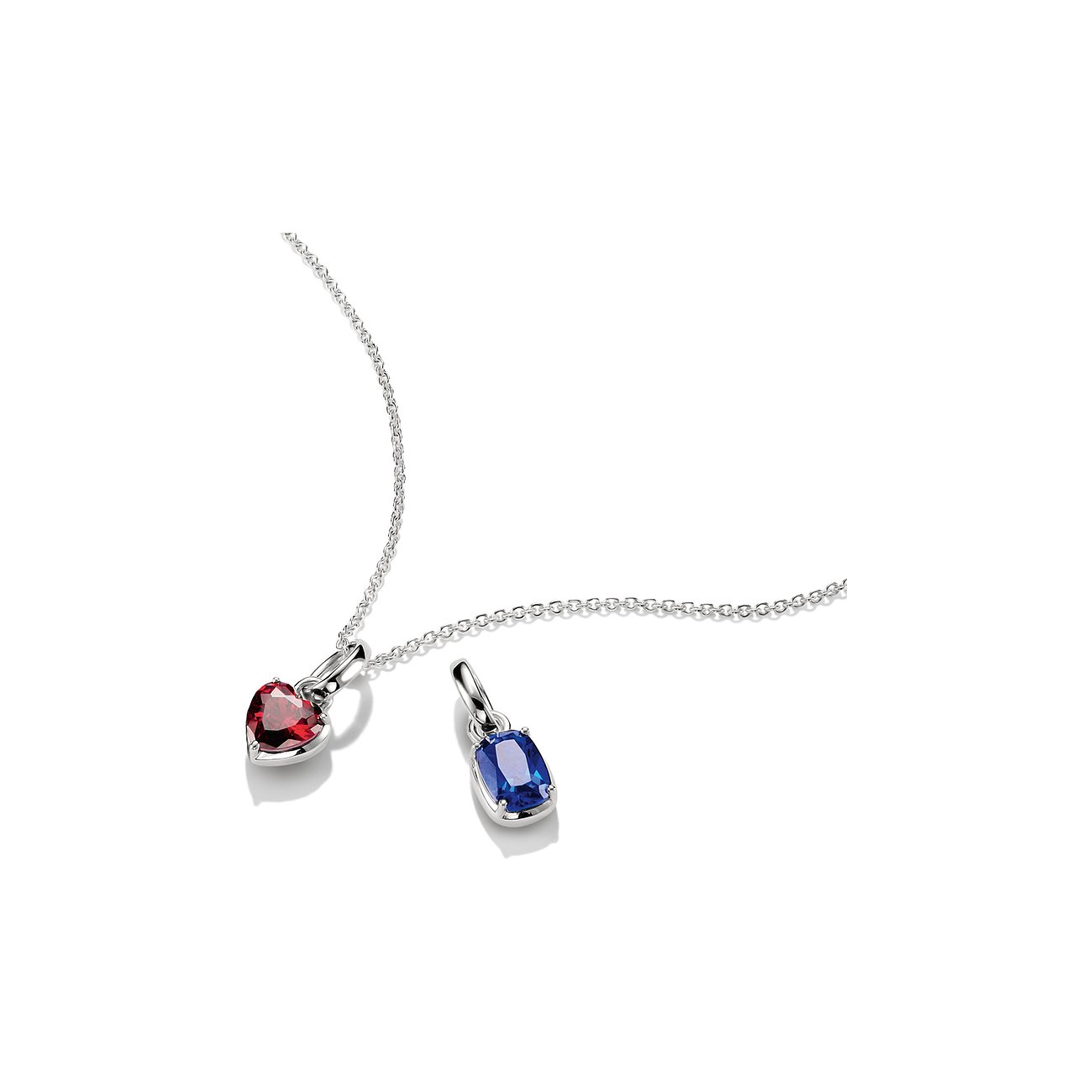 Un ciondolo Thomas Sabo in argento con zircone rosso a cuore e un altro rettangolare blu.
