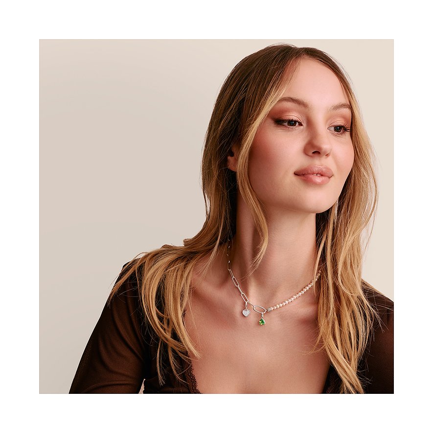 Una donna indossa una collana d'argento Thomas Sabo, in parte a maglie e in parte con perle.