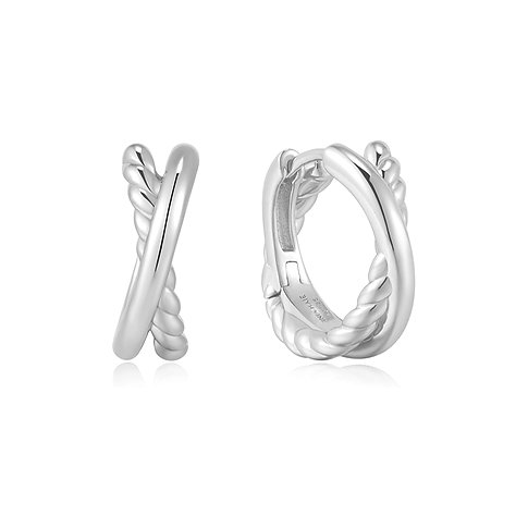 En Ania Haie ørering i 925 sølv i detaljer. Øresmykket viser et sammenflettet design.