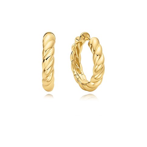 Zwei goldene Creolen von Ania Haie aus 925er Silber in gedrehter Form vor weißem Hintergrund.