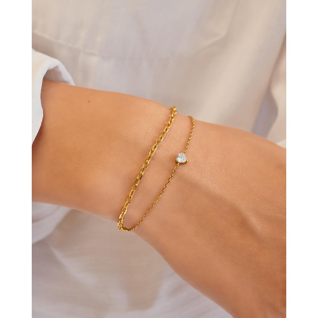 Een delicaat, zilveren Ania Haie armbandje met kleurstaal zirkonia, kunstig bewerkt met een hartgeslepen design.