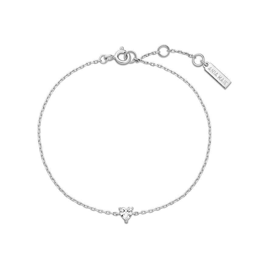 Ania Haie zilveren armband met een hartvormige zirkonia in het midden, die het licht reflecteert.
