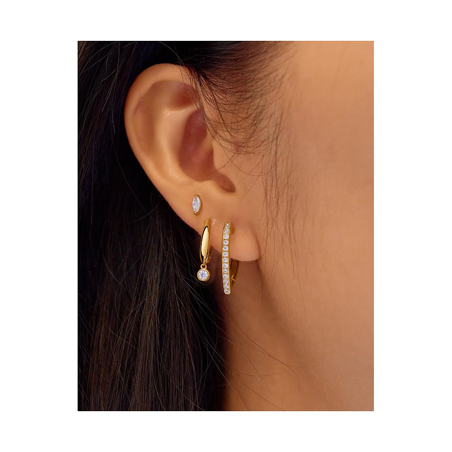 Drei Ania Haie Ohrringe aus vergoldetem Silber mit Zirkonia-Farbsteinen an einem Ohr getragen.