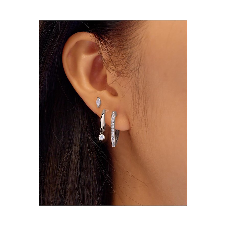 Drei Ania Haie Ohrschmuckstücke aus Silber mit Zirkonia-Farbsteinen am Ohr, darunter ein Ohrstecker in Navette-Form.