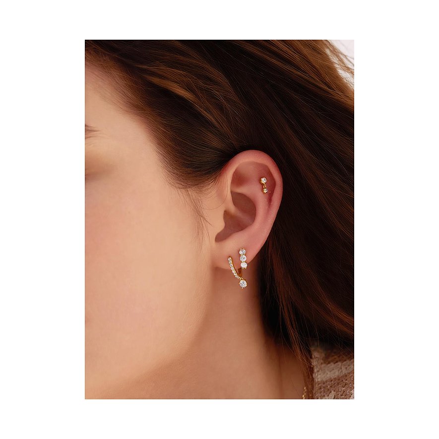 Ania Haie Ohrring aus 925er Silber mit Zirkonia-Steinen am Ohr, ein weiteres Piercing in der Helix.